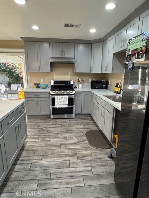 Detail Gallery Image 5 of 11 For 1044 E Dorset Ave, Pomona,  CA 91766 - 3 Beds | 2 Baths