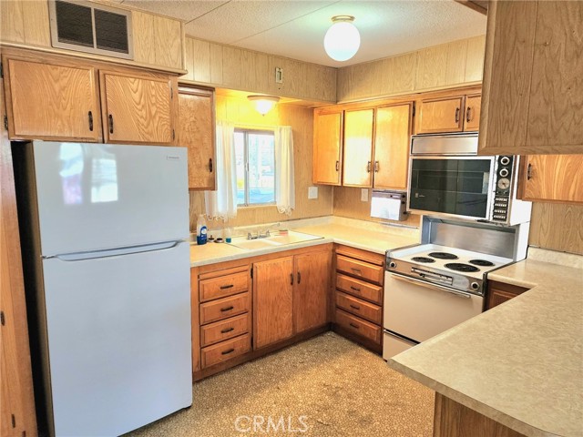 Detail Gallery Image 4 of 6 For 711 San Mateo Cir, Hemet,  CA 92543 - 2 Beds | 1/1 Baths