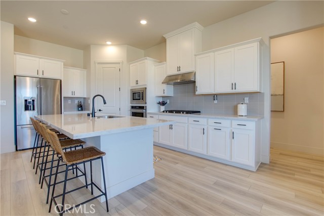208 Luna Way, Hollister CA: https://media.crmls.org/medias/2bdd9e46-0faa-4d75-a1c2-bceee78546a8.jpg