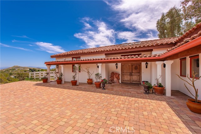 30505 Sloan Canyon Road, Castaic CA: https://media.crmls.org/medias/2bde6d43-1c2a-48a7-9e7f-ebb3720b29a0.jpg