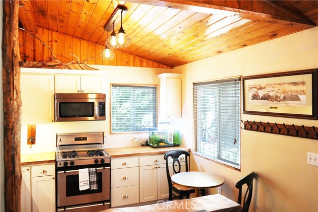 Detail Gallery Image 6 of 19 For 657 Moreno Ln, Sugarloaf,  CA 92386 - 2 Beds | 1 Baths