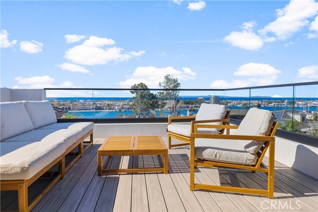 Detail Gallery Image 11 of 40 For 2212 Cliff Dr, Newport Beach,  CA 92663 - 5 Beds | 5/1 Baths