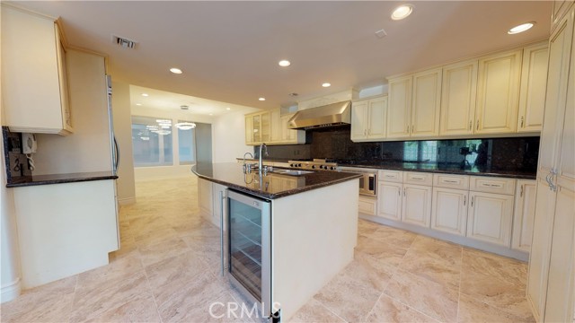 22500 N Summit Ridge Circle, Chatsworth CA: https://media.crmls.org/medias/2be6bdeb-a3a1-4c29-a3af-c32304fb9d43.jpg