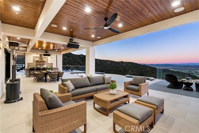 Detail Gallery Image 10 of 69 For 37730 via Baya, Murrieta,  CA 92562 - 7 Beds | 7/2 Baths