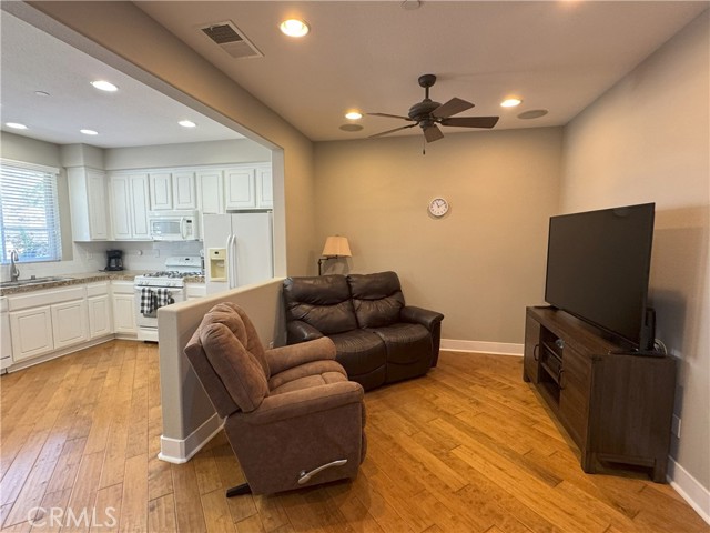 896 Poppyseed Way, Hemet CA: https://media.crmls.org/medias/2becf92a-c7f5-443d-918e-8cb4614e5d49.jpg