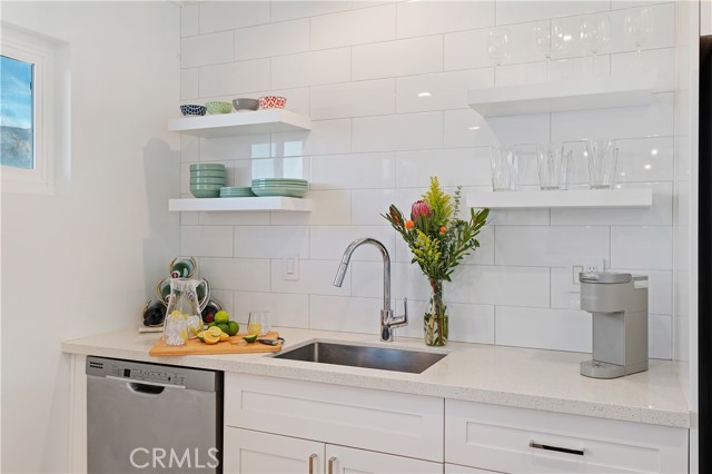 160 Ash Avenue, Carpinteria CA: https://media.crmls.org/medias/2bee35a0-bb97-4e4d-a510-ff06b5cb3adc.jpg