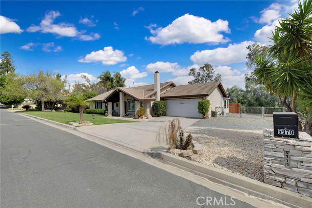 Detail Gallery Image 2 of 43 For 5970 Avenue Juan Bautista, Jurupa Valley,  CA 92509 - 4 Beds | 2 Baths