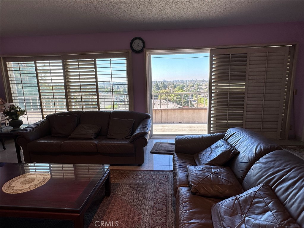 https://media.crmls.org/medias/2bf24c5b-3e92-4a7d-807c-2cab28966163.jpg?preset=X-Large