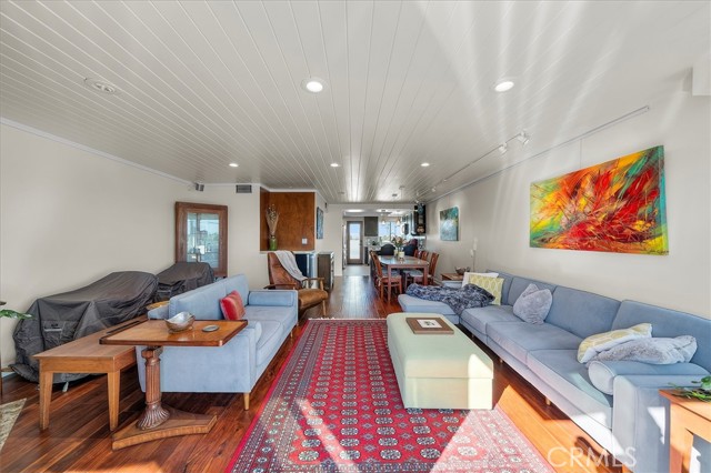 Detail Gallery Image 3 of 27 For 760 Manhattan Beach Blvd #B,  Manhattan Beach,  CA 90266 - 3 Beds | 3 Baths