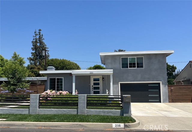 206 S Sunset Place, Monrovia CA: https://media.crmls.org/medias/2bf6d896-c0bd-447e-8b9d-87424155e402.jpg