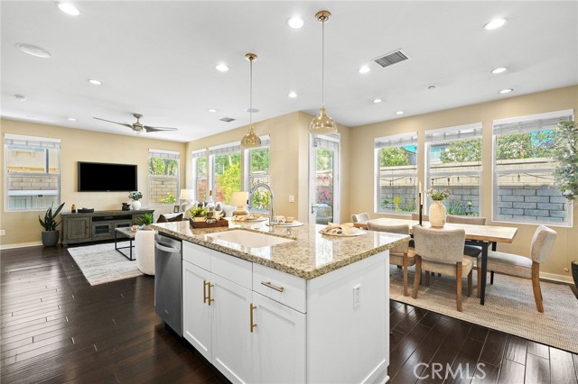 15 Clover, Lake Forest CA: https://media.crmls.org/medias/2bf96979-5a67-4189-9902-453a2b9acc00.jpg