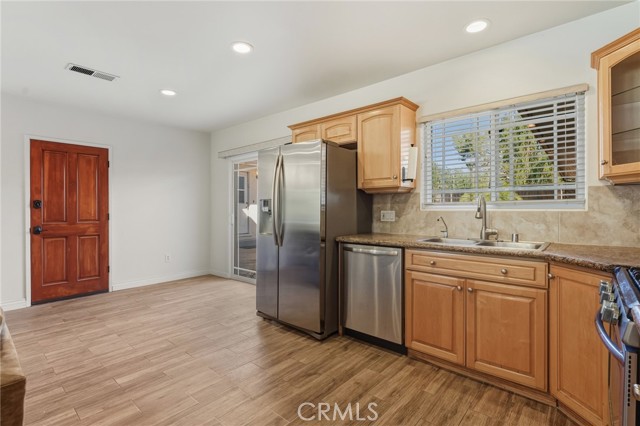 Detail Gallery Image 10 of 31 For 22639 Calvert St #F,  Woodland Hills,  CA 91367 - 1 Beds | 1 Baths