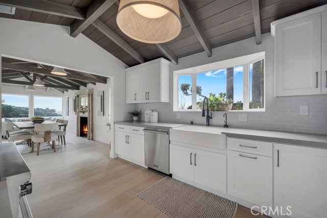 10 Camel Point, Laguna Beach CA: https://media.crmls.org/medias/2bfdd52d-db19-465d-a05e-55977be2815e.jpg