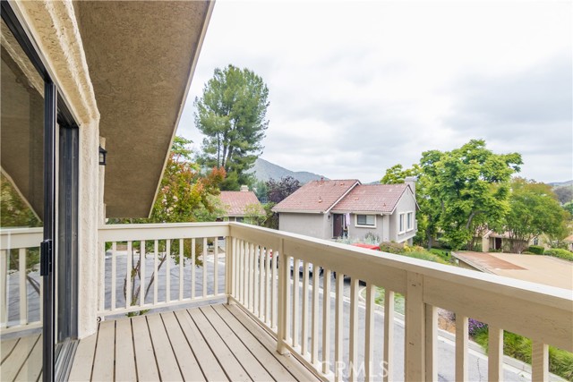 661 La Corona Court, Oak Park CA: https://media.crmls.org/medias/2c000021-c4fa-4fd8-a5a9-b21d5e3c2eb3.jpg