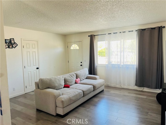 Detail Gallery Image 6 of 21 For 10852 Navajo Rd, Apple Valley,  CA 92308 - 3 Beds | 2 Baths