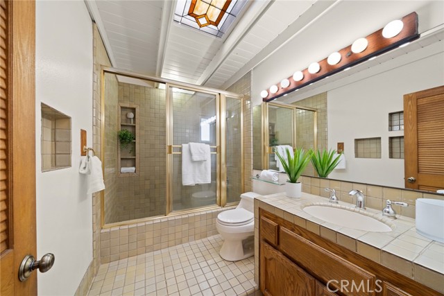 Hallway bath #1 with roman tub and shower