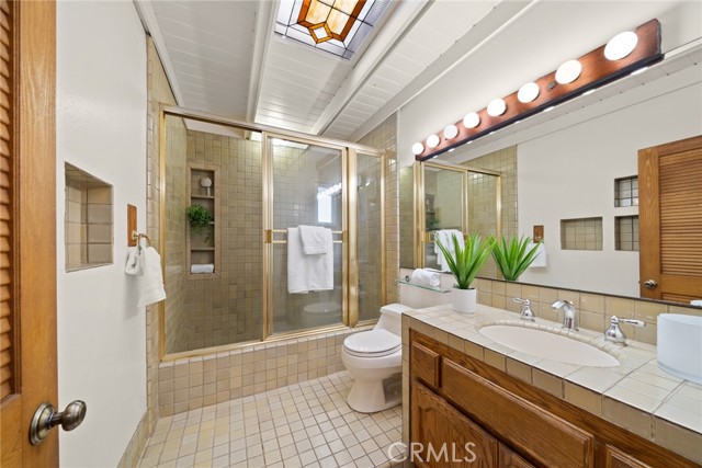 Hallway bath #1 with roman tub and shower