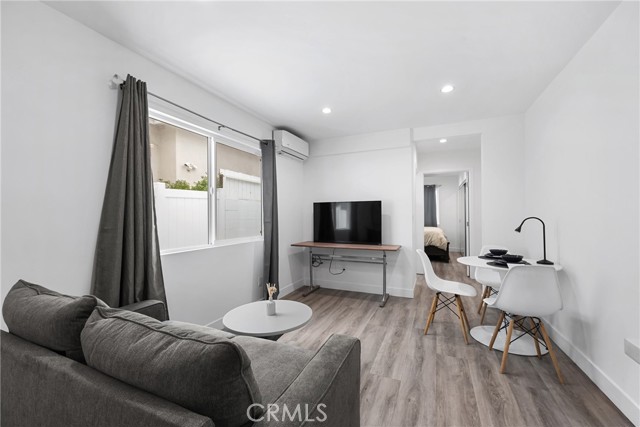 18017 Collins Street, Encino CA: https://media.crmls.org/medias/2c0256ba-2019-4598-a599-a03b906e5610.jpg