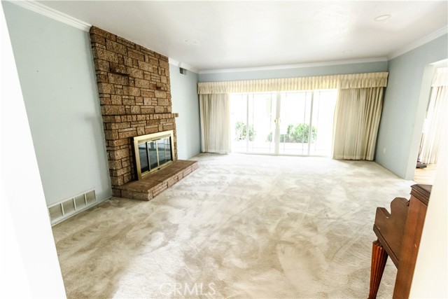 3915 Dwight Way, San Bernardino CA: https://media.crmls.org/medias/2c032b28-df65-4248-9e88-bb4926ff57bf.jpg