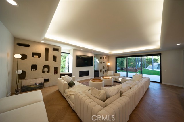 Detail Gallery Image 20 of 74 For 17437 Oak Creek Ct, Encino,  CA 91316 - 5 Beds | 5/1 Baths