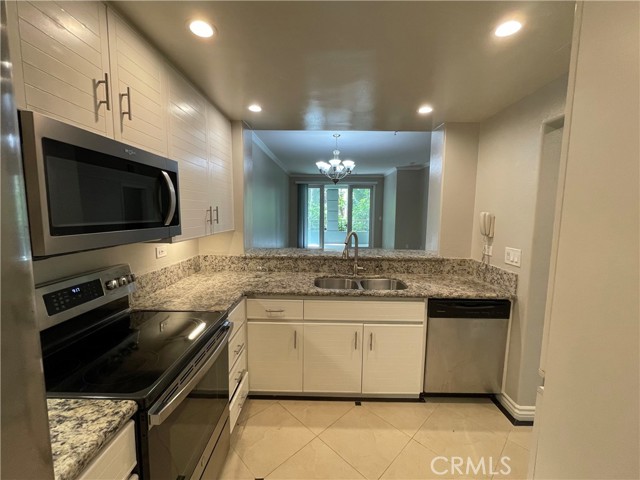 2253 Martin, Irvine CA: https://media.crmls.org/medias/2c050a34-29a7-470e-aa57-57b57467068b.jpg