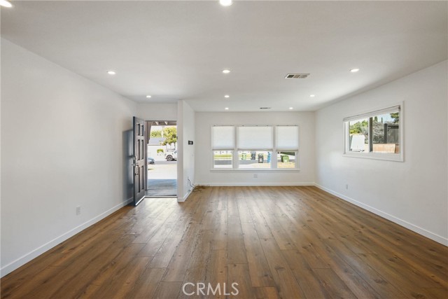 6615 Farralone Avenue, Woodland Hills CA: https://media.crmls.org/medias/2c0770f3-21e2-4747-af0c-ab7c2681bcc5.jpg