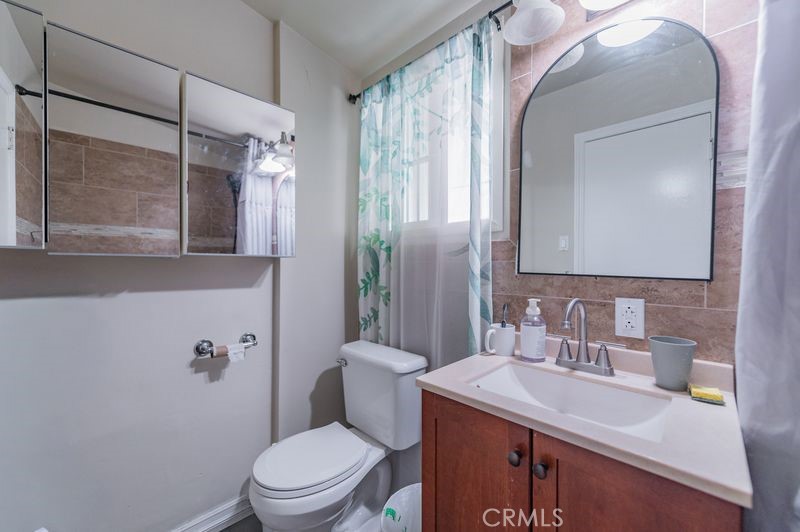 https://media.crmls.org/medias/2c09546f-11f8-4c8a-89de-22e9d8f78472.jpg?preset=X-Large