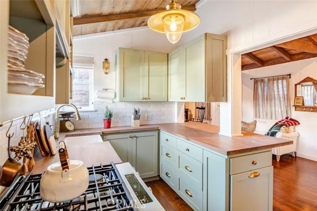 Detail Gallery Image 5 of 19 For 135 Turquoise, Newport Beach,  CA 92662 - 4 Beds | 2 Baths