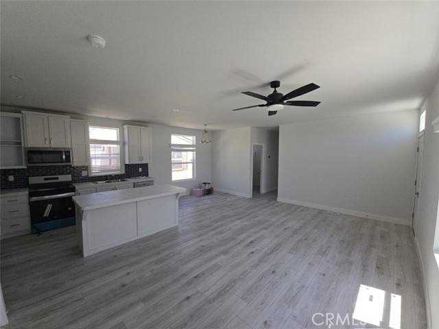 350 E San Jacinto, Perris CA: https://media.crmls.org/medias/2c0caebe-47a7-4601-805c-05cc9f3dcce3.jpg
