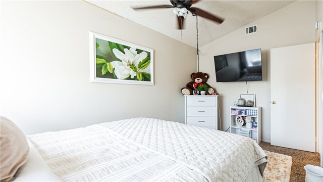 Detail Gallery Image 15 of 20 For 12450 Silverwood Ln, Victorville,  CA 92395 - 4 Beds | 2/1 Baths