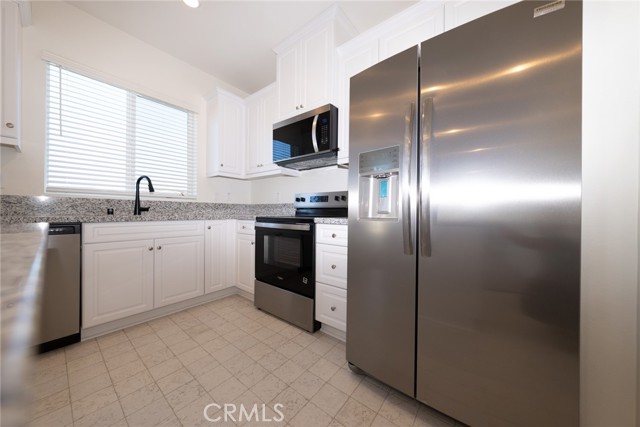 Detail Gallery Image 2 of 19 For 4751 Sicily, Lake Elsinore,  CA 92530 - 5 Beds | 3 Baths