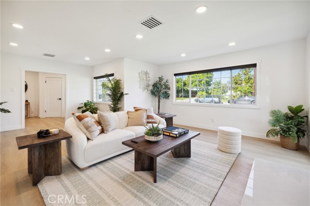6105 Bellingham Avenue, North Hollywood CA: https://media.crmls.org/medias/2c0f6f26-cf4b-43aa-9d1a-e7befc2822ce.jpg