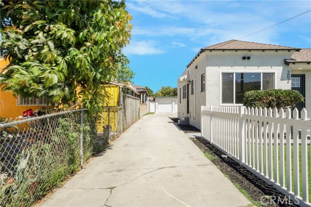 200 N Willow Avenue, Compton CA: https://media.crmls.org/medias/2c10f546-370a-4228-ae09-21bde6545375.jpg