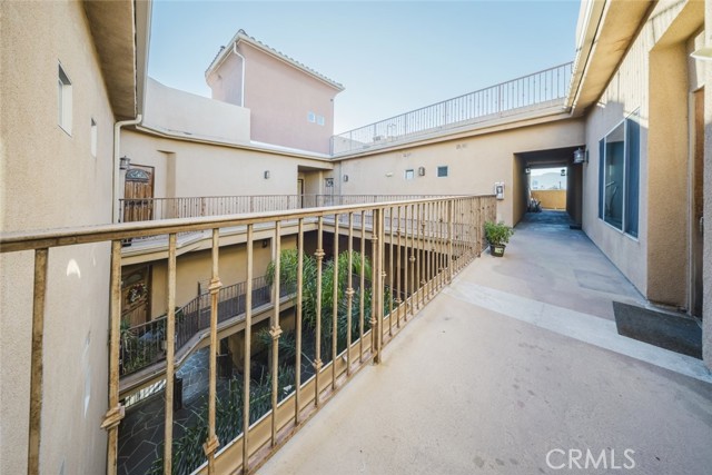 Detail Gallery Image 4 of 33 For 1515 Grismer Ave #302,  Burbank,  CA 91504 - 2 Beds | 2 Baths