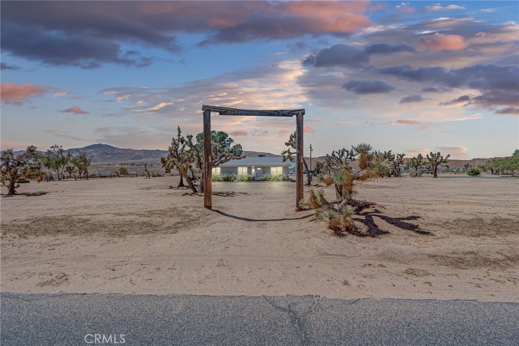 https://media.crmls.org/medias/2c123792-1b7b-4b95-9079-4a0698206ab2.jpg?preset=X-Large