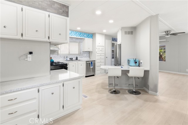 Detail Gallery Image 6 of 38 For 881 Lake Street, Hemet,  CA 92544 - 2 Beds | 2 Baths