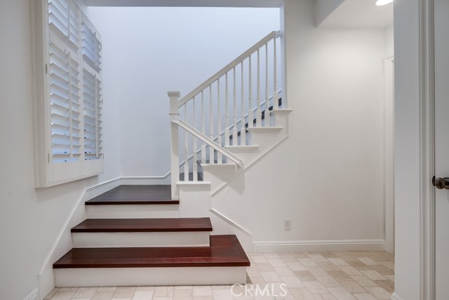 2569 Bungalow Place, Corona del Mar CA: https://media.crmls.org/medias/2c14ba5b-1e11-4594-8244-8de0e4505533.jpg