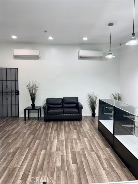 11478 Oxnard Street, North Hollywood (los Angeles), California 91606, ,Commercial Lease,For Rent,11478 Oxnard Street,CRGD25139157