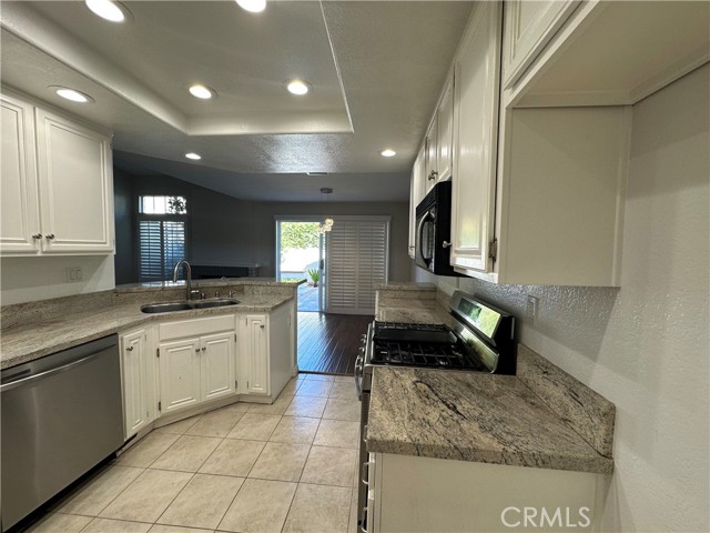 Detail Gallery Image 11 of 34 For 2211 Carob, Tustin,  CA 92782 - 3 Beds | 2/1 Baths
