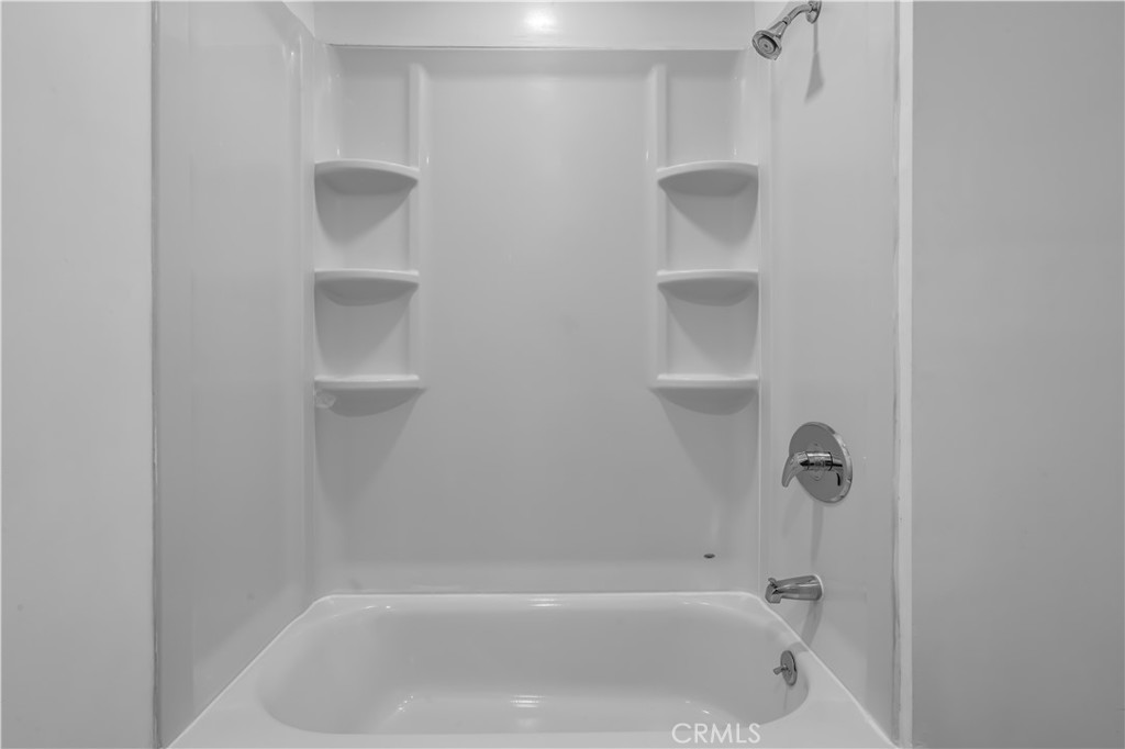 https://media.crmls.org/medias/2c1ec4c0-d4e3-47f8-b32b-1b02dc23dce3.jpg?preset=X-Large