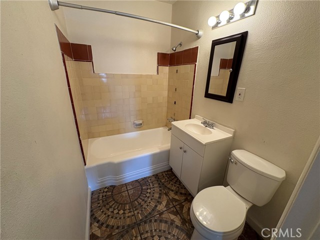 Detail Gallery Image 8 of 10 For 15356 Merrill Ave 2a,  Fontana,  CA 92335 - 1 Beds | 1 Baths