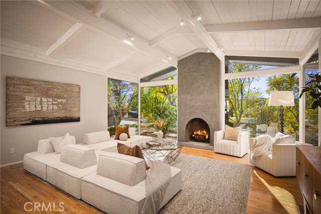 Detail Gallery Image 3 of 51 For 4750 Poe Ave, Woodland Hills,  CA 91364 - 4 Beds | 4 Baths