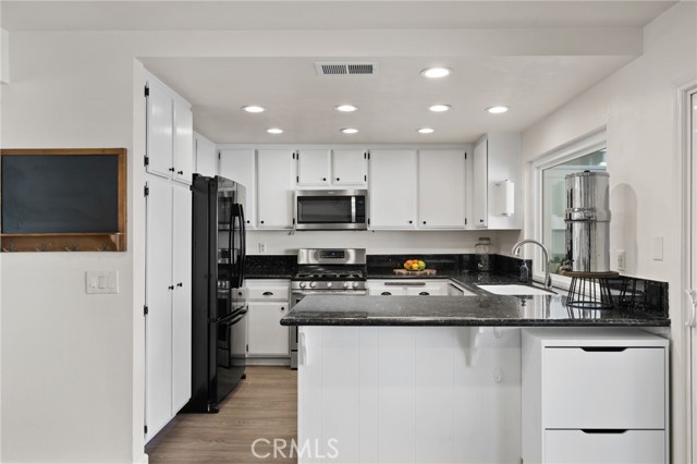 Detail Gallery Image 12 of 47 For 1693 N Mountain #D,  Upland,  CA 91784 - 3 Beds | 2/1 Baths