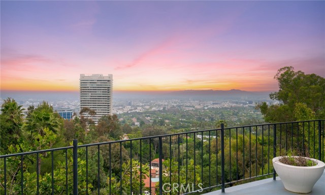 Detail Gallery Image 1 of 39 For 9400 Sierra Mar Dr, Los Angeles,  CA 90069 - 3 Beds | 2 Baths