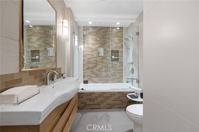 10340 Margate Street, North Hollywood CA: https://media.crmls.org/medias/2c271adf-22dc-4f76-a771-eb0e053cb282.jpg