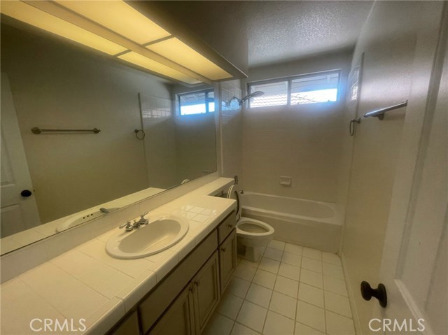 https://media.crmls.org/medias/2c294e4a-c871-4ce0-af64-ebee7ff0552e.jpg?preset=X-Large