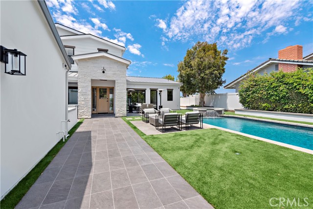 Detail Gallery Image 22 of 40 For 2507 Alta Vista Dr, Newport Beach,  CA 92660 - 5 Beds | 4/1 Baths