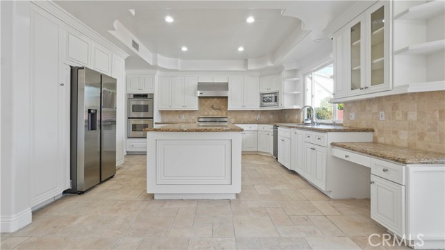 Detail Gallery Image 10 of 50 For 5128 Avenida Hacienda, Tarzana,  CA 91356 - 5 Beds | 4 Baths