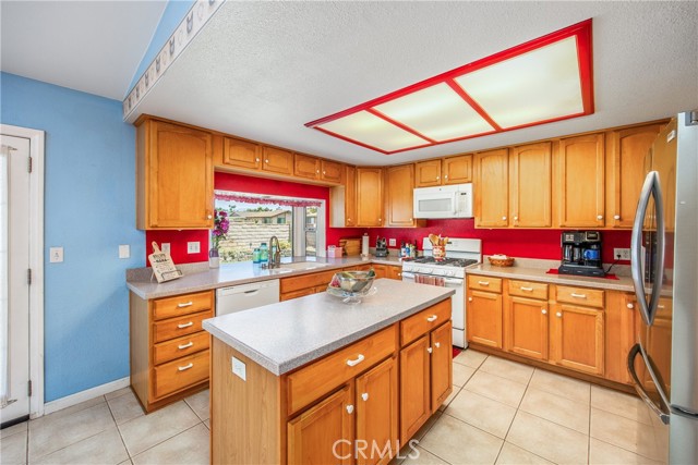 7571 Willow Way, Highland CA: https://media.crmls.org/medias/2c2e3bc3-a1a0-46a8-8991-058361d35835.jpg
