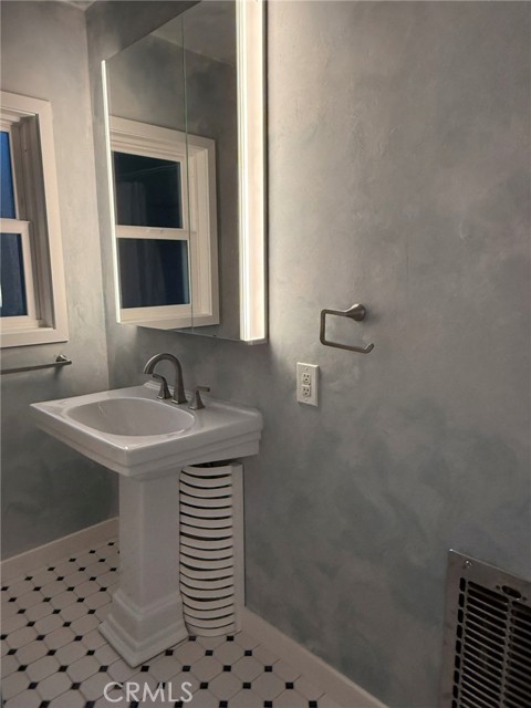 Detail Gallery Image 18 of 31 For 1645 21st St, Manhattan Beach,  CA 90266 - 3 Beds | 1 Baths